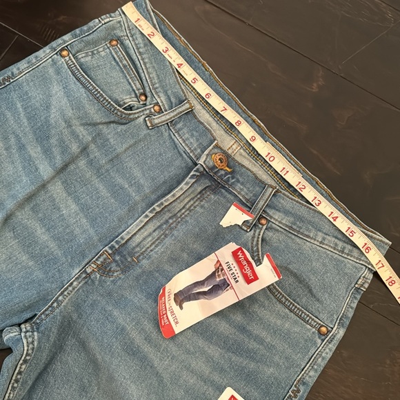 Wrangler relaxed boot cut NWT 34/30 - Picture 9 of 9